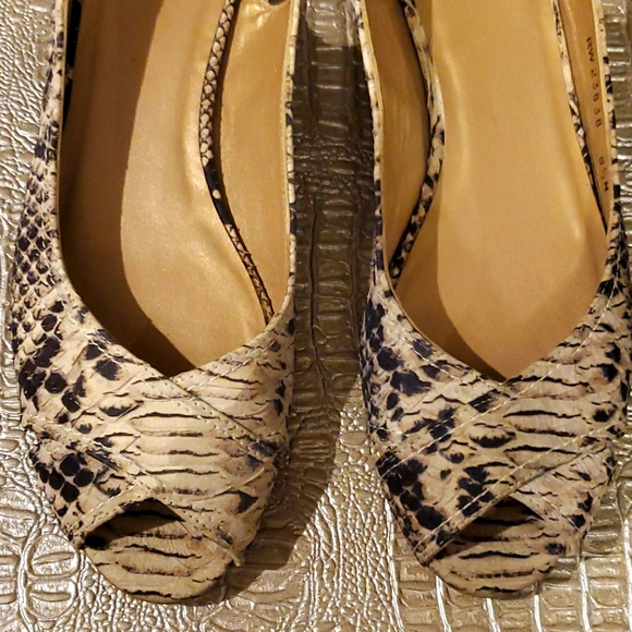Stuart Weitzman Pointed Open Toe Reptile Flats🐍❣ - Picture 2 of 12